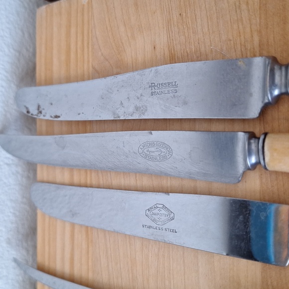 Mixed Lot of 37 Vintage Mid-Century Bakelite Utensils in Yellow-Orange. - Picture 9 of 10